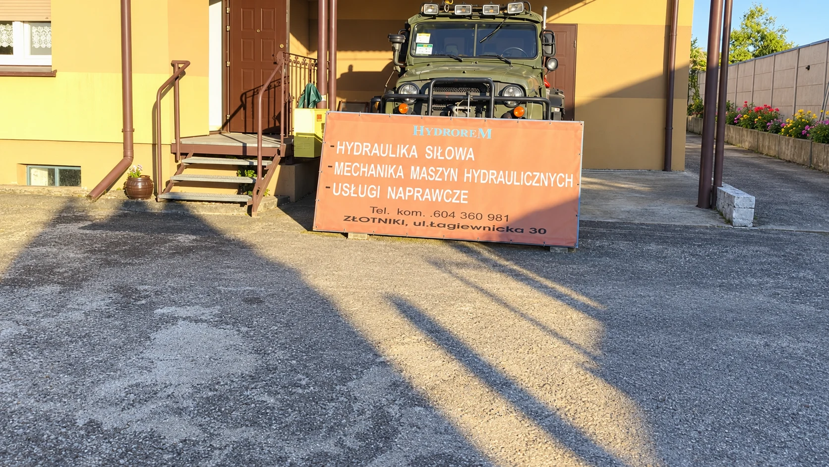 Warsztat HYDROREM przy Łagiewnickiej 30 w Złotnikach — zdjęcie po retuszu.
